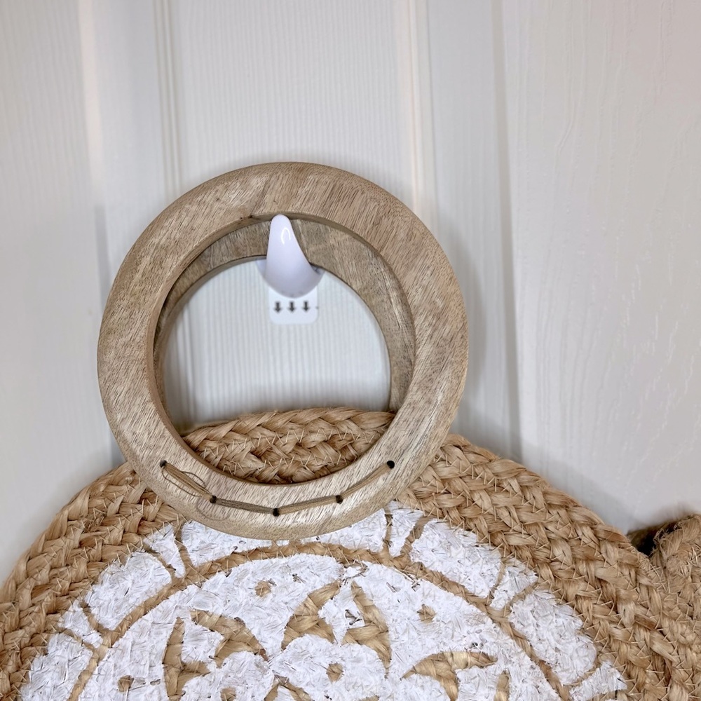 Chloe & Lex White Floral Round Jute Tote Bag with Wooden Handles - Picture 5 of 9